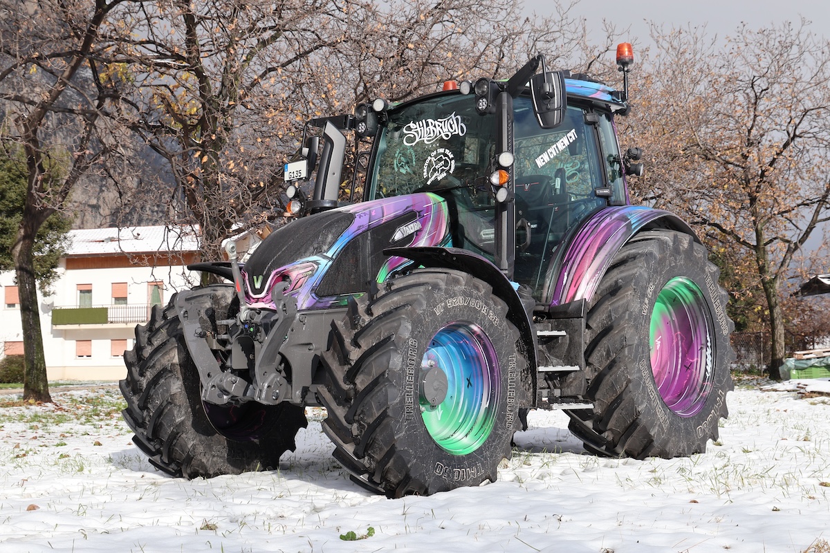 La livrea del modello G135 CVT di Valtra visto in campo è stata dipinta a mano da Stilbruch Lack